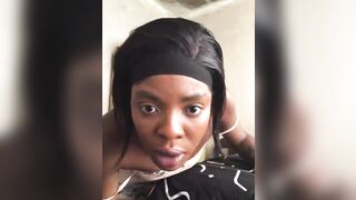 Une petite très belle avec ses seins bien pointus
