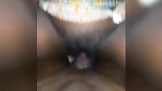 Elle chevauche bien avec perle au rein