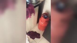 Son mari la baise à la cuisine 1