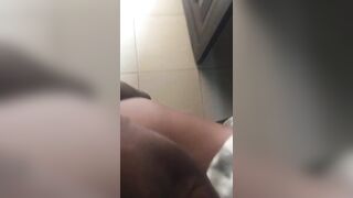 Son mari la baise à la cuisine 1