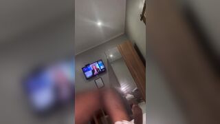 Pour un iPhone elle a accepté l’invitation de baise du Copin de son amie à l’appartem