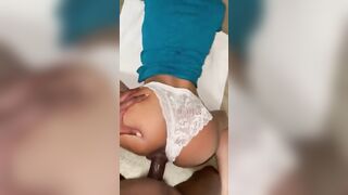 Skin gros cul baise en mettant son slip à côté