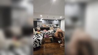 Grosse femme de corps tatoué se mettre en nudité pour faire des exercices physiques