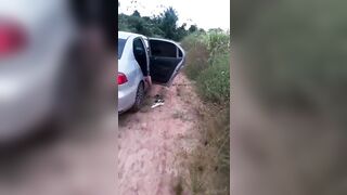 Il baise en dehors