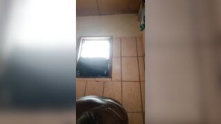 ELLE SE LAVE POUR UNE PARTIE DE BAISE