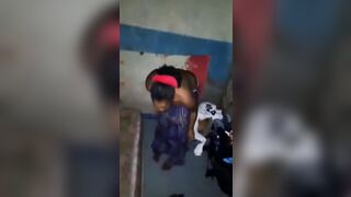 Il est fâché contre sa copine il lui fait déshabiller pour lui demander la ou elle été
