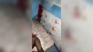 Il est fâché contre sa copine il lui fait déshabiller pour lui demander la ou elle été