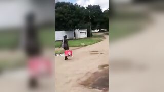 Une folle montre son derrière à un homme