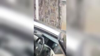 Une folle montre son derrière à un homme