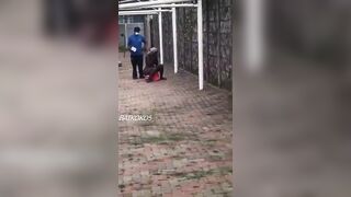 Une folle montre son derrière à un homme