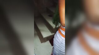 Une prostituée sans caleçon se fait doigté dans un Nigth club