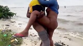 Ils baise au bord de la rivière