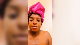 Après avoir finir la douche elle masse la chatte avec une vibromasseur