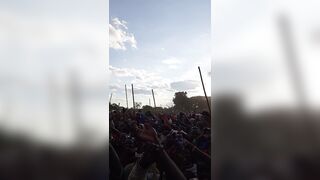 Danse traditionnelle avec seins en air. 2
