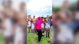 Danse traditionnelle avec seins en air. 3