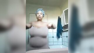 Une femme bawalan claire