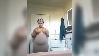 Une femme bawalan claire