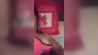 Une fille Mauritanienne flotte sa jolie chatte