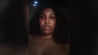 Elle fait une vidéo de sa nudité pour montrer à son copain