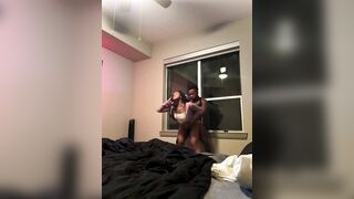 Elle faisait trop de bruit en lui tapant la chatte
