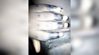 Fille malienne au gros seins doigte sa chatte poilue