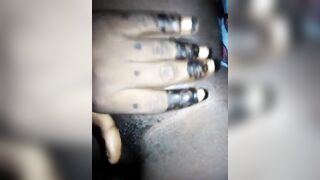 Fille malienne au gros seins doigte sa chatte poilue