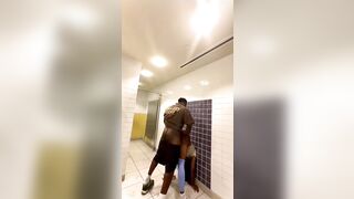 On fuck dans les toilettes