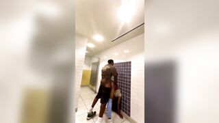 On fuck dans les toilettes