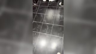 Il baise une influenceuse dans les toilettes