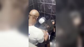 Il baise une influenceuse dans les toilettes