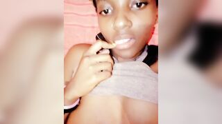 Elle se caresse
