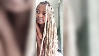 Elle se met à mode nue commencé le live