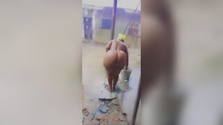 Une femme apoutchou se lave sous la pluie