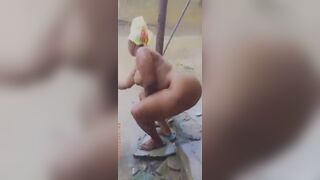 Une femme apoutchou se lave sous la pluie