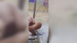 Une femme apoutchou se lave sous la pluie