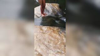 Elle se lave dans marigot