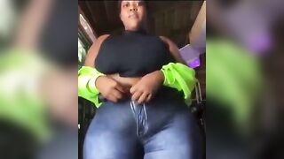 Une grosse femme danse devant sa caméra