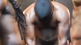 Femme fatale reçoit trois grandes bite