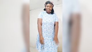 J'adore rester assise dans ma chambre à jouer avec ma chatte bien mouillé 3