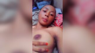 Gros seins doigter sa chatte