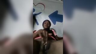 Reveille moi je suis prete a me masturbé pour toi chéri