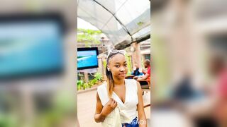 Petite lizey avec son concombre