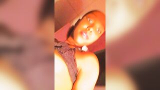 Belle dame montre sa chatte