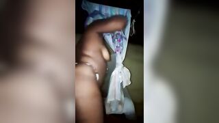 Se twerké dans sa chambre en cachant son visage