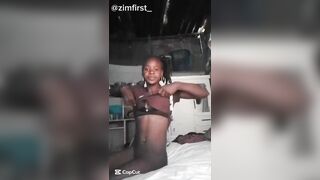 Une femme mature qui aime se toucher