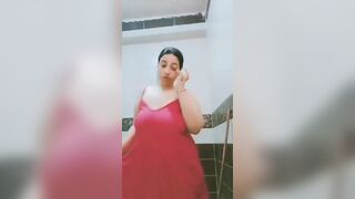 Une femme Arabes se cache dans les toilettes pour faire une vidéo