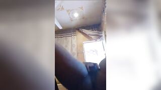 Elle est tout seule a la maison