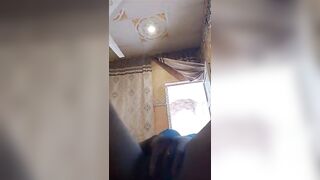 Elle est tout seule a la maison