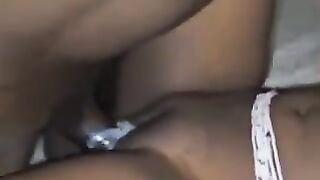 Baisé et mouillé la chatte en sperm