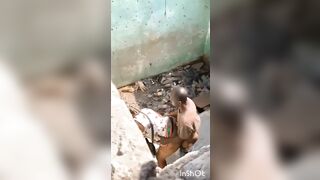 Baiser dans une maison inachevé aux cameroun devant les gens